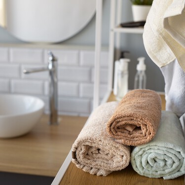 Tres ideas prácticas y sencillas que puedes hacer con las toallas viejas en vez de tirarlas (y no son paños para limpiar)