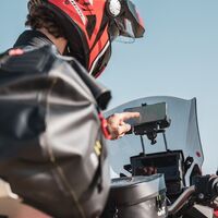 Givi presenta sus nuevos soportes para moto para que no pierdas el móvil o el GPS durante el camino 