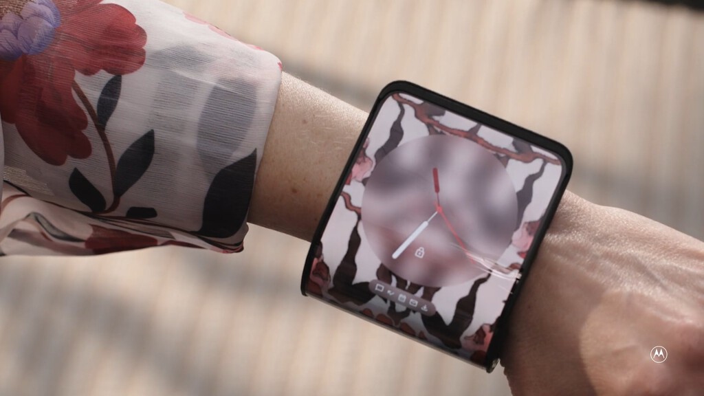 Un móvil que podemos llevar en la muñeca y es un complemento de moda: así imagina Motorola el futuro de los smartphones 