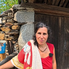 Sure, de 45 años, vive aislada en una aldea de Asturias con sus dos hijas: "Hago un montón de medicamentos con plantas y luego los vendo en las ferias, es mi forma de sostenerme económicamente" 