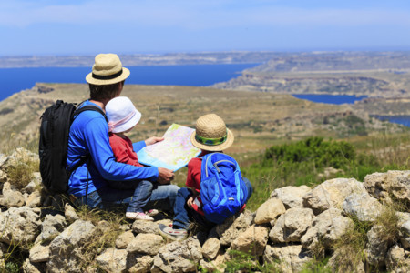 Padre Con Sus Hijos De Ruta