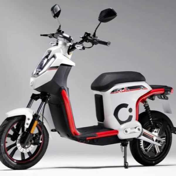 Cecotec Skull (Blanco/Rojo) Con potencia máxima de 1200W y hasta 60 km de autonomía, perfecta para trayectos urbanos.L1eB (Equivalente a 49cc)