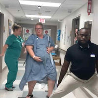 Se marca un baile en el pasillo del hospital para ayudar a nacer a su bebé