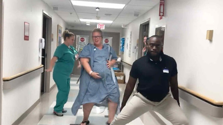 Se marca un baile en el pasillo del hospital para ayudar a nacer a su bebé