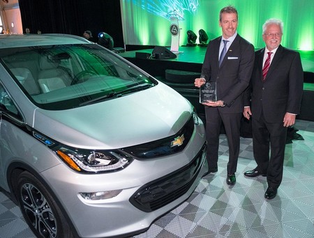 El Chevrolet Bolt sucede al Chevrolet Volt como 'Green Car of the Year 2017'