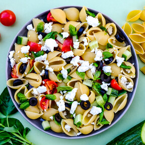 La ensalada de pasta griega que sabe a verano y que resuelves en diez minutos es todo lo que tu táper necesita 