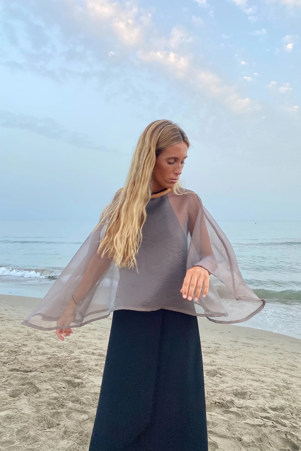 11 capas y chales de gasa para looks de invitada por menos de 100 euros