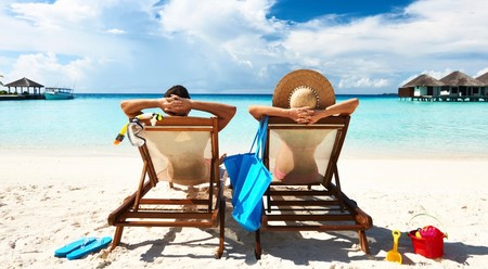 ¿Vas a la playa con tu móvil? Mantenerlo a salvo y que sobreviva al verano es sólo cuestión de seguir unos consejos