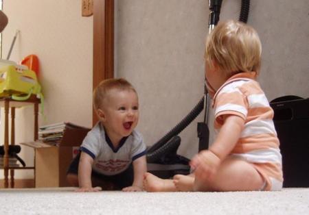 bebés jugando en el suelo