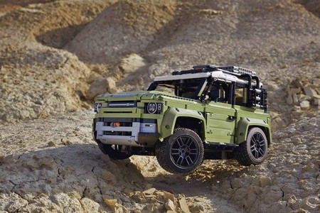 ¡Alucina! El Land Rover Defender de LEGO tiene más de 2.500 piezas, tres diferenciales y suspensión independiente