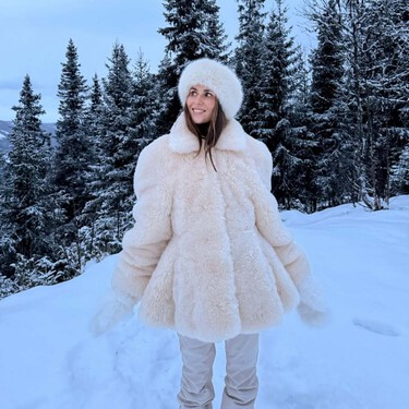 Estas nuevas New Balance son las más coquette del momento: con lazos y  en color nata montada 