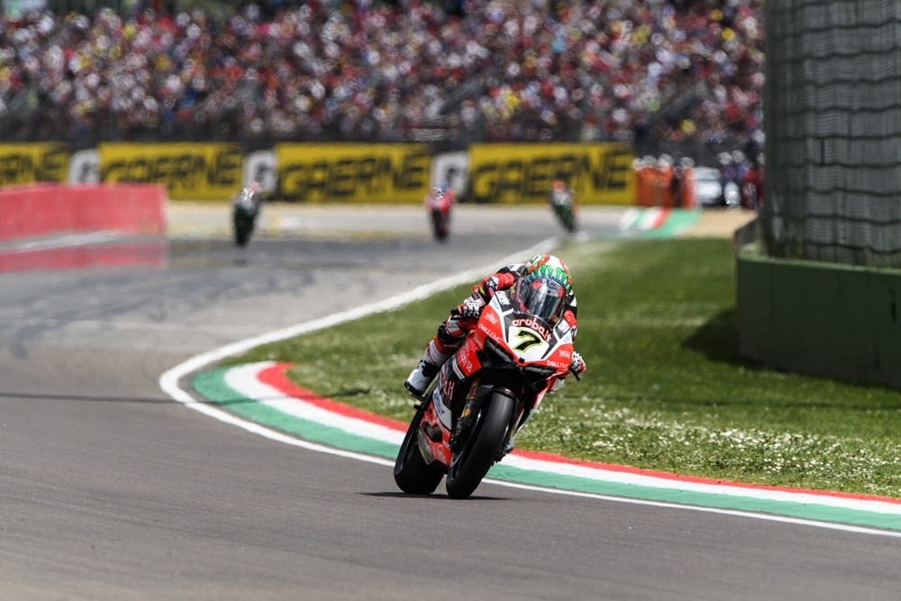 Doblete incontestable para Chaz Davies en Imola, doblegando a las todopoderosas Kawasaki