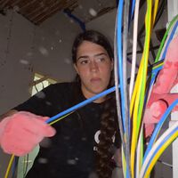 Carolina, electricista venezolana en España: "Pasé de ganar 1.400 euros a 2.500 limpios tras hacerme autónoma." 