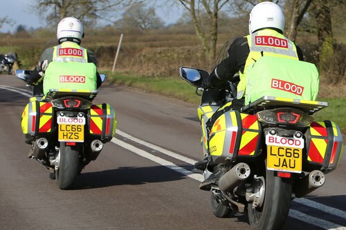 Ángeles de la guarda en moto: así son los Blood Bikers, 4.500 salvavidas voluntarios en busca de ayudar en los accidentes