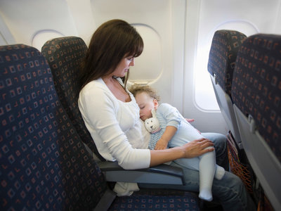 Piden a una madre que se retire de primera clase en vuelo porque su bebé lloraba