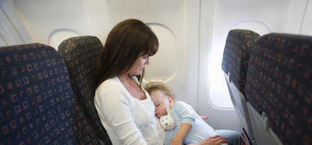 Piden a madre se retire de primera clase en vuelo porque su bebé lloraba 