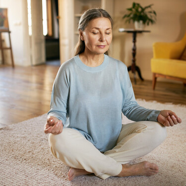 La postura del águila: así se hace el ejercicio de yoga que mejora tu concentración, tu equilibrio y fortalece tu musculatura
