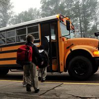 La DGT recuerda un truco tan sencillo como brillante que puede evitar atropellos de niños en la puerta de los colegios 