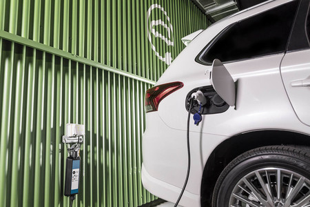 Los fabricantes europeos piden más fondos para el coche eléctrico... mientras reivindican al diésel