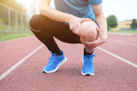Protege tus rodillas en el gimnasio: estos son los ejercicios que no te pueden faltar