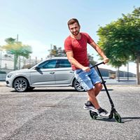 Škoda también se atreve con la movilidad urbana sostenible con un patinete plegable no eléctrico, por 110 euros