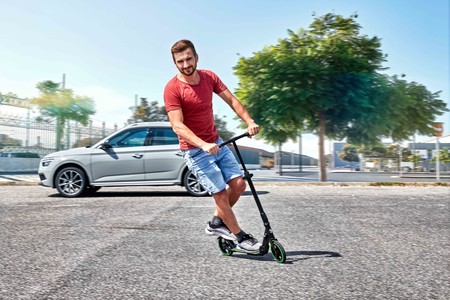 Škoda también se atreve con la movilidad urbana sostenible con un patinete plegable no eléctrico, por 110 euros