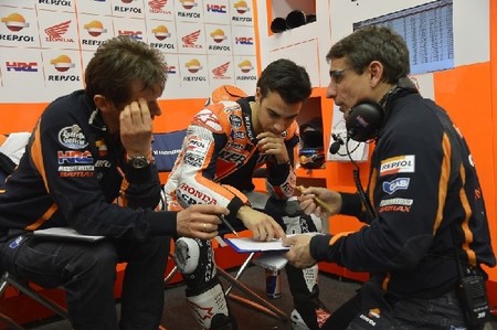 De nuevo, la Señora que barre el box de Repsol