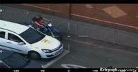 Poniendo en riesgo la vida de su hijo por hacer el loco con la moto