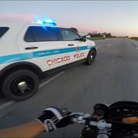 Se estrella con una moto robada y se queda sentado al lado de ella con el casco puesto. Aparece la policía y la respuesta es todavía más surrealista 