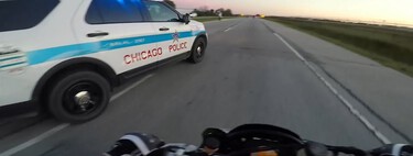 Se estrella con una moto robada y se queda sentado al lado de ella con el casco puesto. Aparece la policía y la respuesta es todavía más surrealista 