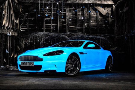 Con este Aston Martin DBS que brilla en la oscuridad, no pasarás desapercibido de noche