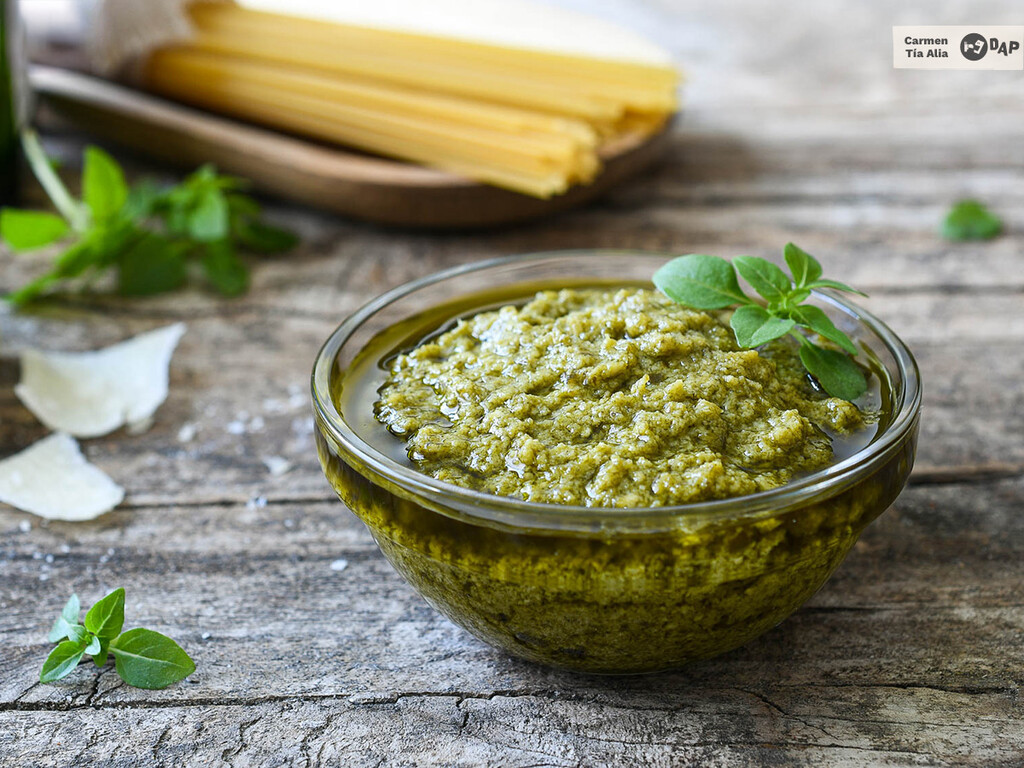 Pesto de albahaca, receta tradicional italiana para acompañar pasta y mucho más