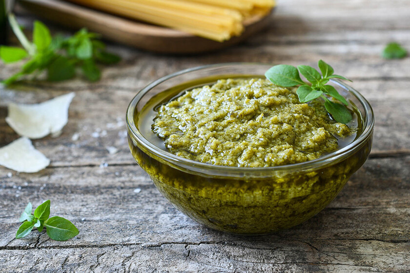 Pesto de albahaca, receta tradicional italiana para acompañar pasta y mucho más