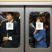 Japón preguntó a sus ciudadanos qué es lo que más les molesta de los turistas en el tren. El 63% se queja de comportamientos incomprensibles 