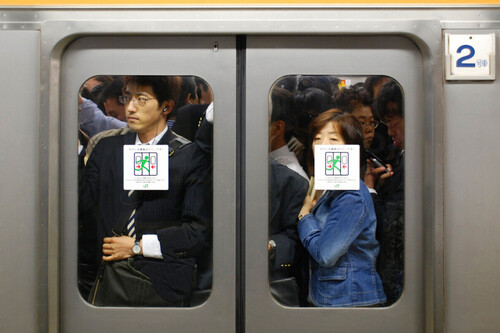 Japón preguntó a sus ciudadanos qué es lo que más les molesta de los turistas en el tren. El 63% se queja de comportamientos incomprensibles 