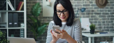 Hay personas poniendo los cuernos a sus parejas. Todo normal excepto porque lo están haciendo con una IA