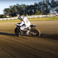 ¡A derrapar! Así son las lecciones de Flat Track cortesía de Royal Enfield y el astro Johnny Lewis