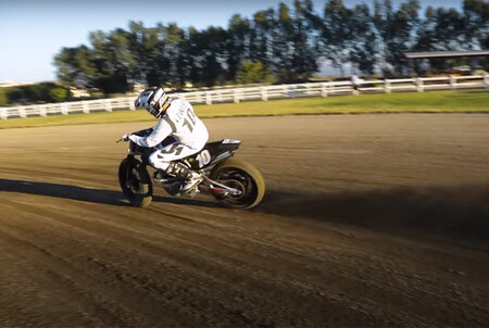 ¡A derrapar! Así son las lecciones de Flat Track cortesía de Royal Enfield y el astro Johnny Lewis