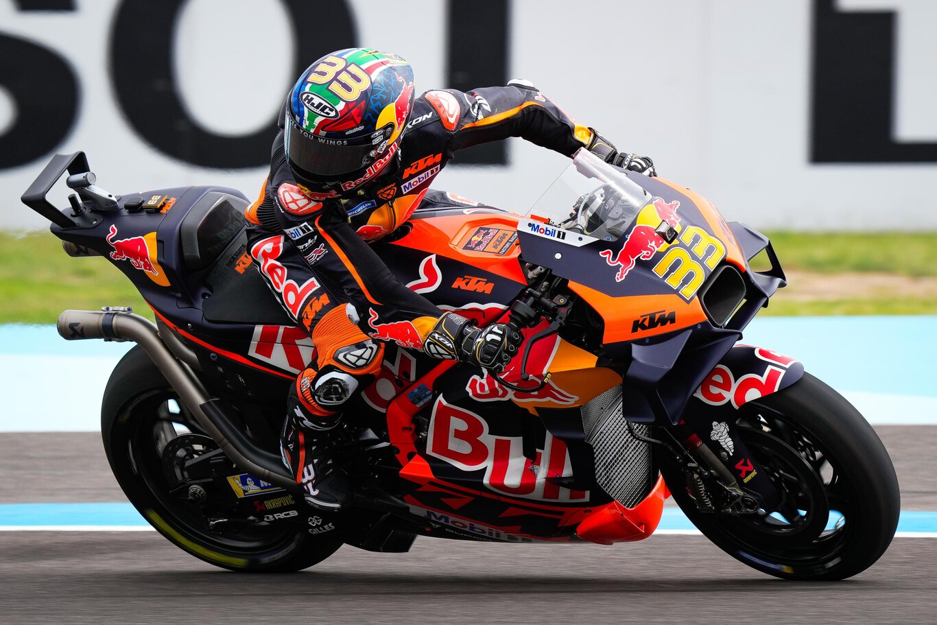 Brad Binder remonta catorce posiciones en doce vueltas para ganar la carrera al sprint en Argentina
