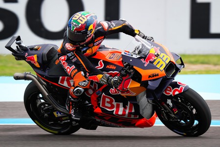 Brad Binder remonta catorce posiciones en doce vueltas para ganar la carrera al sprint en Argentina