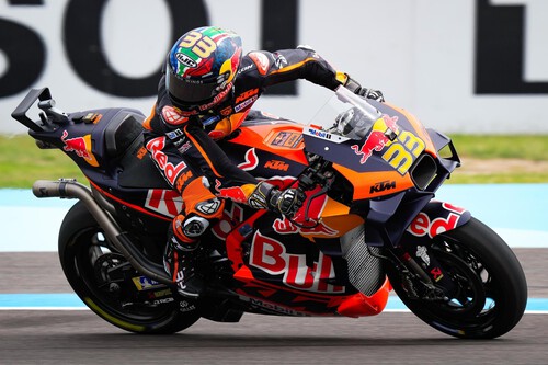 Brad Binder remonta catorce posiciones en doce vueltas para ganar la carrera al sprint en Argentina