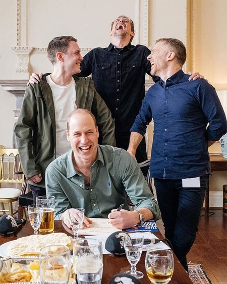El campechano príncipe Guillermo monta un pub en el Palacio de Kensington para recibir a la BBC con unas cervecitas: un auténtico 'protocolexit'