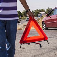 Las balizas conectadas V16 de la DGT quieren buscar solución a una realidad: hay gente que muere atropellada al bajarse a poner los triángulos