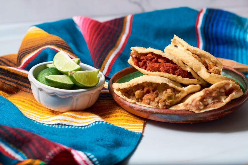 Cómo hacer gorditas de chicharrón prensado. Receta de 'garnachas' y