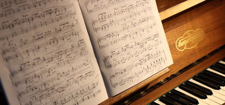 Aprende a tocar miles de canciones famosas y descubre la teoría detrás de ellas con esta página web