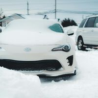 Lexus y Toyota han dejado a los alemanes sin el climatizador remoto porque contamina demasiado. Ahora quitan la nieve del coche a la vieja usanza