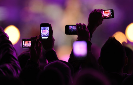 Con la última patente de Apple no podrás ni hacer fotos ni grabar vídeos en cines o conciertos
