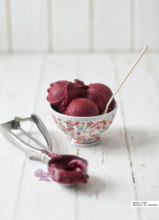 helado de cerezas y yogur