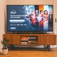 Si te lo montas bien, puedes reducir el precio de esta smart TV Samsung de 55 pulgadas más de 500 euros a basa de códigos y promociones 