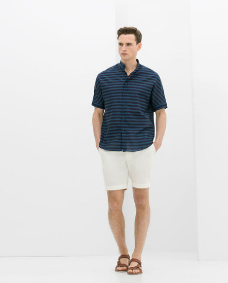 Zara le da una oportunidad a la combinación camisa de manga corta + bermudas
